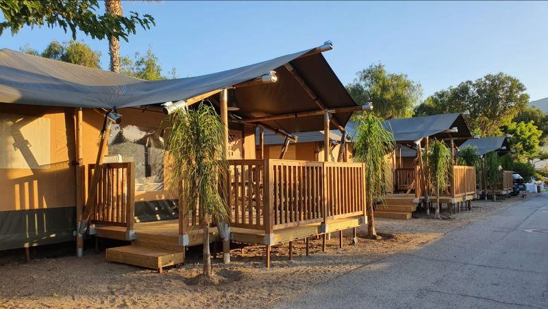 Glamping en las Tiendas Serengueti del Camping DonCactus: Lujo en plena naturaleza